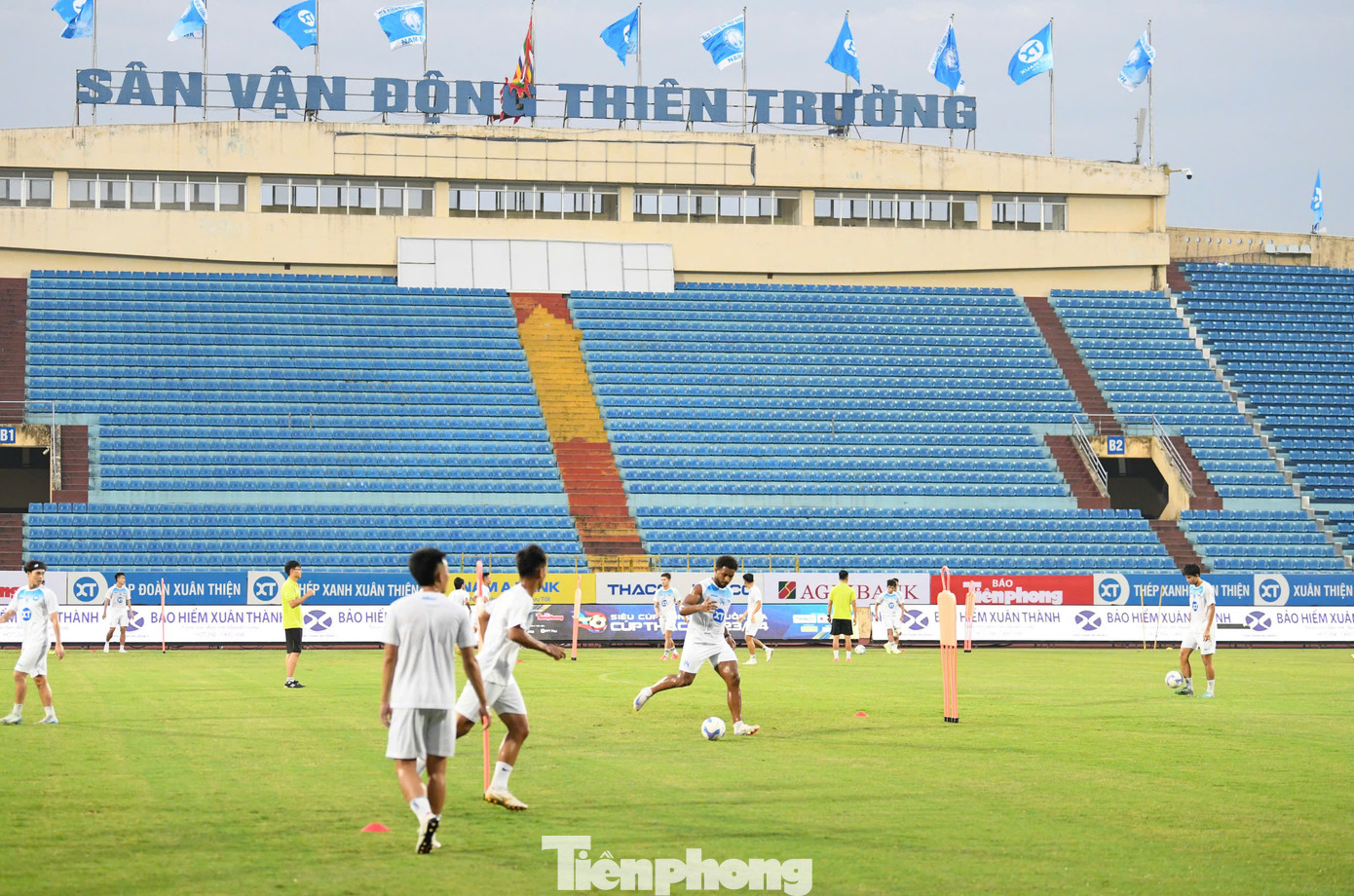 &quot;Tôi tin rằng trận siêu cúp cũng như vậy, và sân Thiên Trường sẽ chật kín khán giả&quot;, tiền đạo người Brazil khẳng định, đồng thời tin tưởng Thép Xanh Nam Định và Đông Á Thanh Hóa sẽ tạo nên một trận đấu hấp dẫn, thỏa mãn đam mê của người hâm mộ bóng đá.