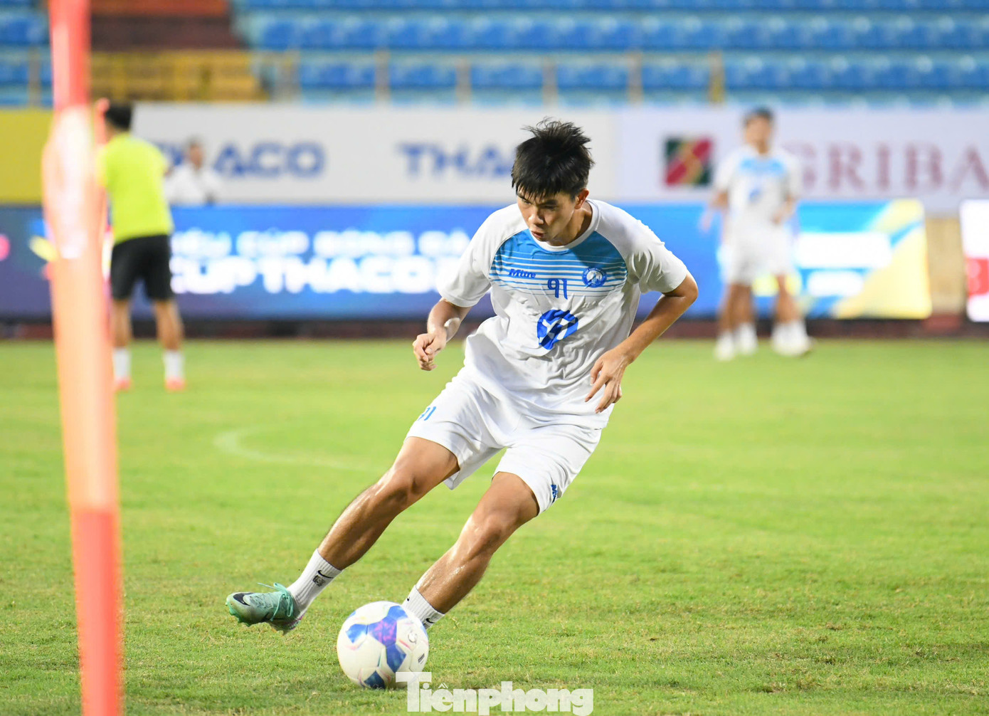 Kinh nghiệm của Tô Văn Vũ và sức trẻ của Trần Quang Thịnh, người mới gia nhập Thép Xanh Nam Định, cũng làm phong phú thêm lựa chọn đội hình của HLV Vũ Hồng Việt.