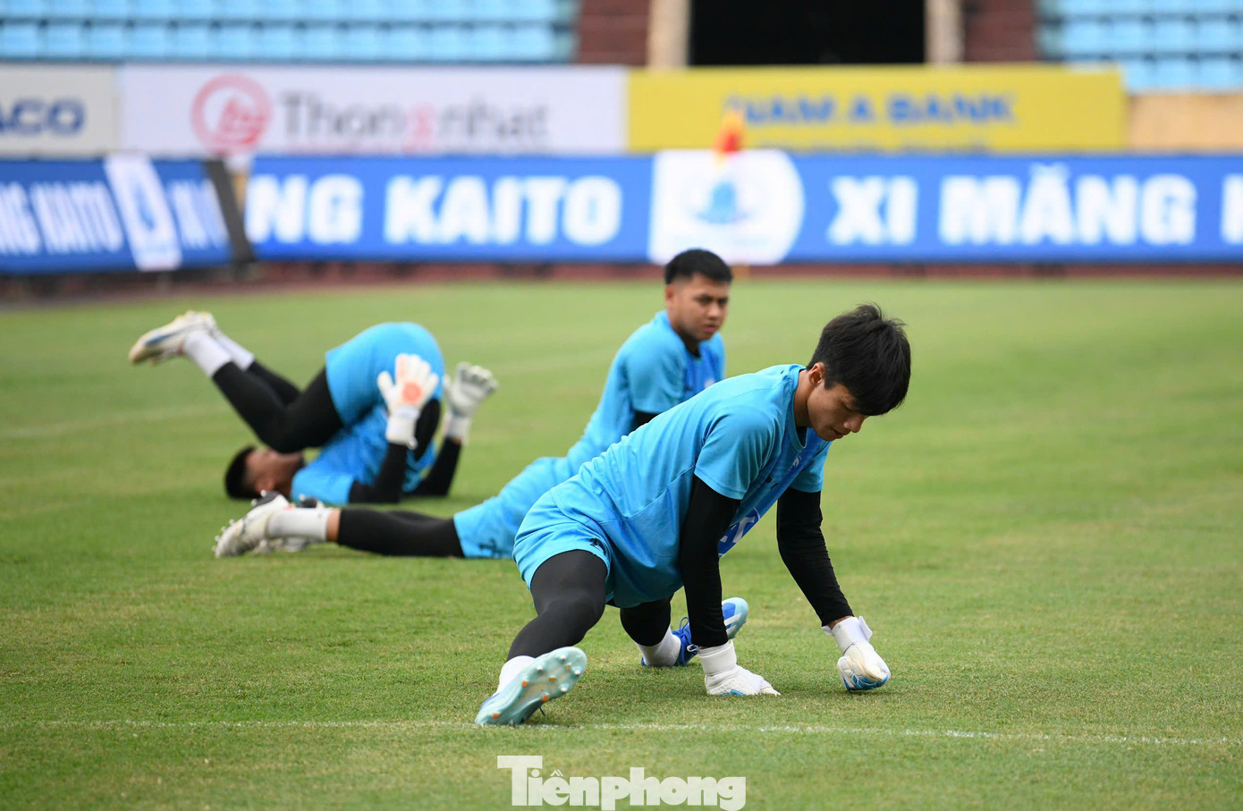 Sức mạnh của Nam Định cũng phủ đầy các tuyến. Nơi khung gỗ, họ có sự chắc chắn của Nguyên Mạnh, nhà vô địch U23 Đông Nam Á 2022 Trần Liêm Điều, cùng hai thủ thành tài năng khác gồm Đức Dũng và Vũ Phong.