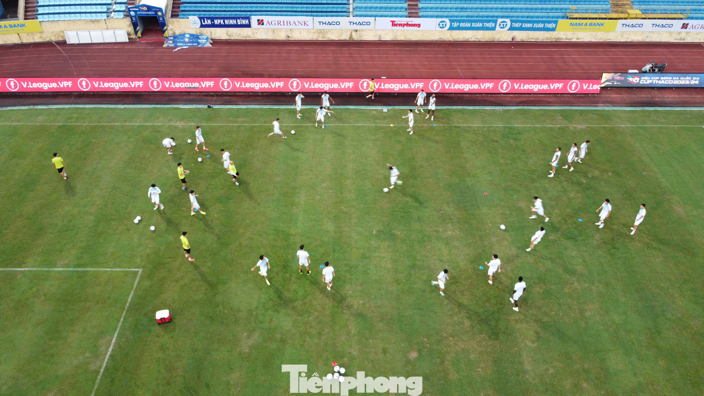 Sau khi đăng quang ở V-League 2023/2024, Thép Xanh Nam Định khao khát sở hữu danh hiệu tiếp theo: Siêu cúp bóng đá Quốc gia 2023/2024. Ngoài việc tạo động lực cho mùa giải mới, chiếc cúp còn có ý nghĩa rất lớn với người hâm mộ thành Nam vốn nổi tiếng cuồng nhiệt với bóng đá.