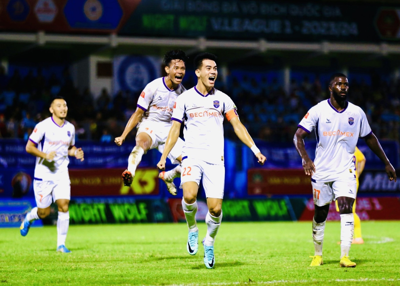 Thua Bình Dương, Nam Định mất ngôi đầu V-League ảnh 2 Thua Bình Dương, Nam Định mất ngôi đầu V-League ảnh 2