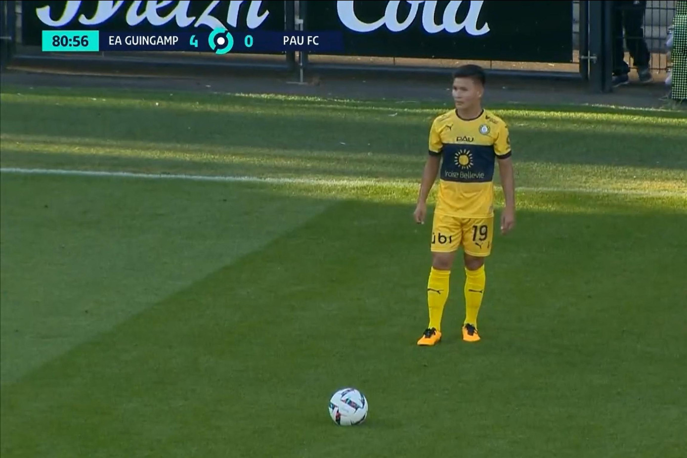 Quang Hải đứng trước quả đá phạt trực tiếp phút 81. Quang Hải đứng trước quả đá phạt trực tiếp phút 81.