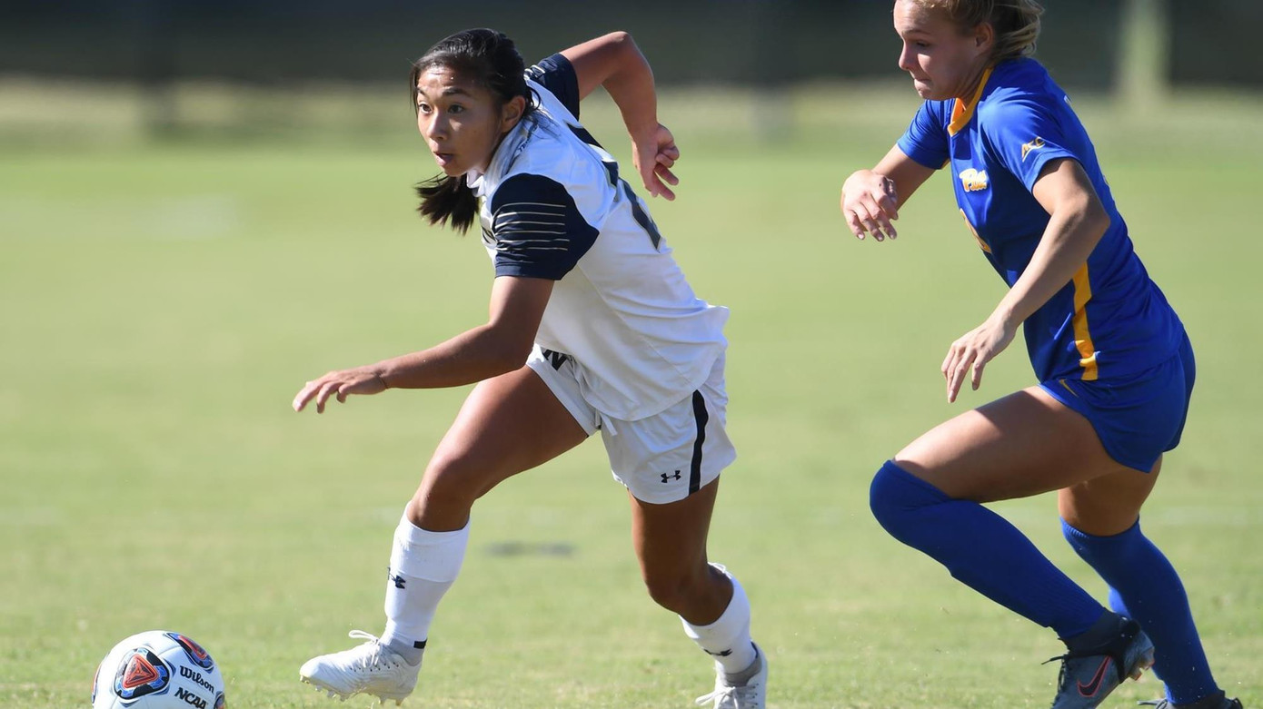 Theo thứ tự từ trái quả phải, trên xuống dưới: Katie Duong, Victoria Tran, Amber Nguyen và Sophia Nguyen. Theo thứ tự từ trái quả phải, trên xuống dưới: Katie Duong, Victoria Tran, Amber Nguyen và Sophia Nguyen.