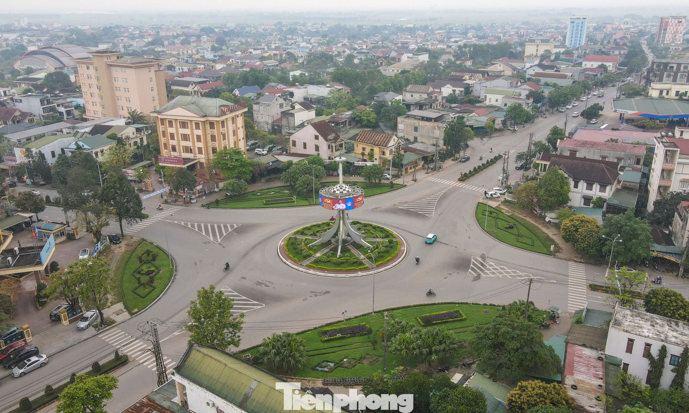 Từng là nơi không một nhành cây, cành hoa hay ngọn cỏ nào có thể sống được, nhân dân Quảng Trị đã tạo nên đô thị xanh, với những con đường sạch đẹp cùng thảm cỏ, cây xanh.