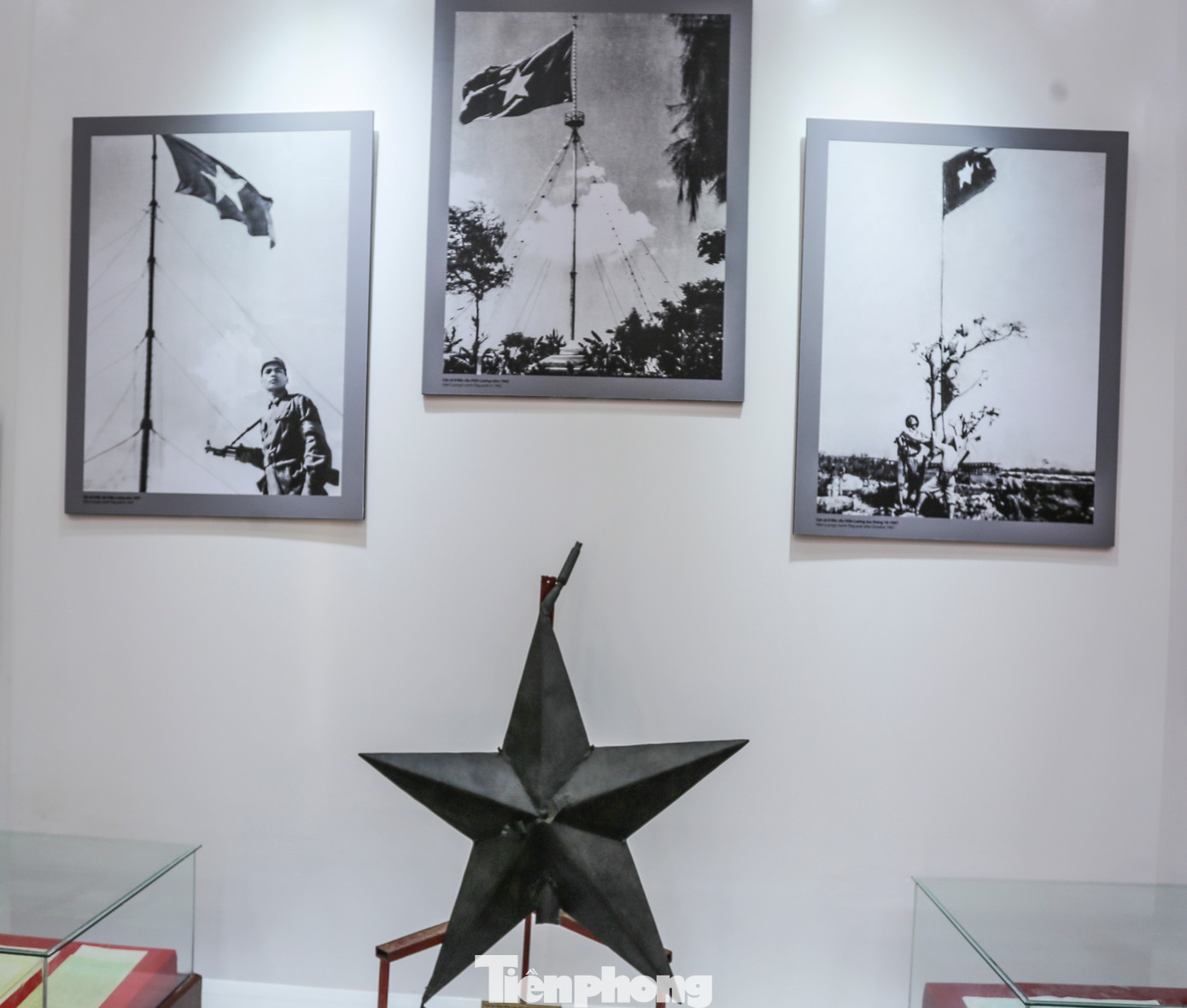 Tại Nhà trưng bày thuộc khu di tích Đôi bờ Hiền Lương - Bến Hải, nhiều tư liệu quý giới thiệu về khoảng thời gian chiến đấu kiên cường bảo vệ lá cờ bên bờ giới tuyến.