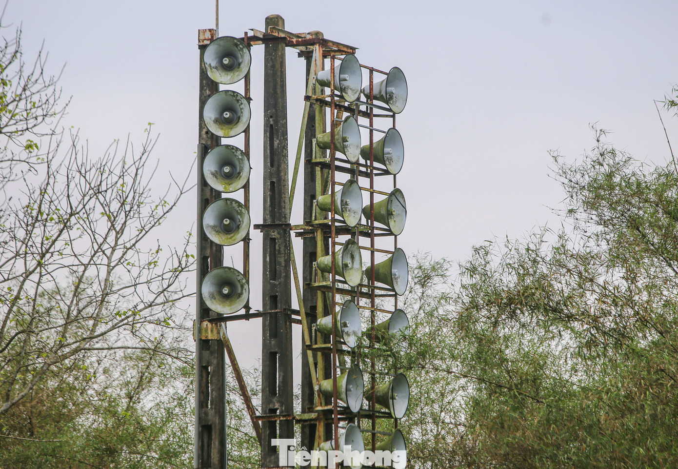 Bên cạnh cuộc &quot;đấu cờ&quot;, tại vùng giới tuyến còn có cuộc đấu loa, khi hai bên sử dụng hệ thống loa phóng thanh công suất lớn phục vụ mục đích tuyên truyền.