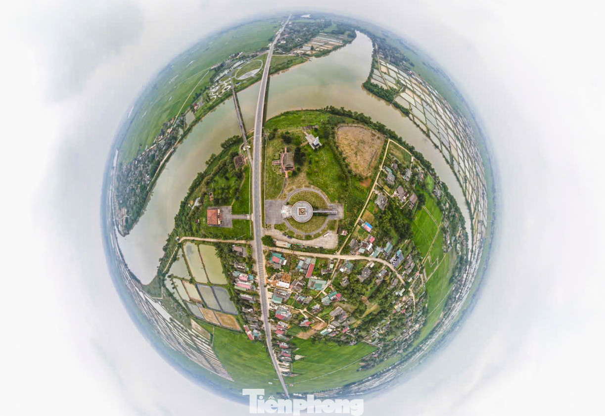 Bên cạnh Lễ Thượng cờ, Tiền Phong Marathon 2025 còn diễn ra nhiều hoạt động giàu tính nhân văn khác, như Dâng hương tưởng niệm các Anh hùng liệt sỹ tại Nghĩa trang Trường Sơn, Nghĩa trang Đường 9, Thành cổ Quảng Trị; Lễ thả hoa đăng bên dòng sông Thạch Hãn; Trao tặng nhà tình nghĩa trên địa bàn tỉnh Quảng Trị.