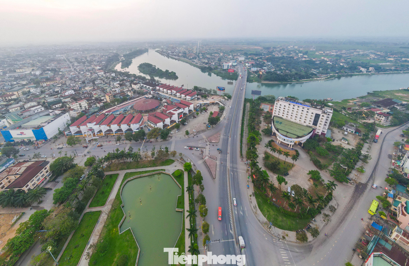 Tỉnh cũng tập trung ưu tiên đầu tư hoàn thiện hệ thống hạ tầng, nhất là hạ tầng giao thông để tăng kết nối vùng và liên vùng, đưa Quảng Trị trở thành trung tâm vận chuyển hàng hóa và logistics của khu vực miền Trung.