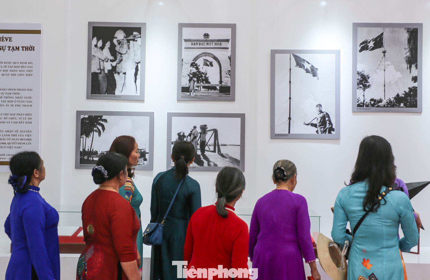 Tại Nhà trưng bày thuộc khu di tích Đôi bờ Hiền Lương - Bến Hải, nhiều tư liệu quý giới thiệu về khoảng thời gian chiến đấu kiên cường bảo vệ lá cờ bên bờ giới tuyến.