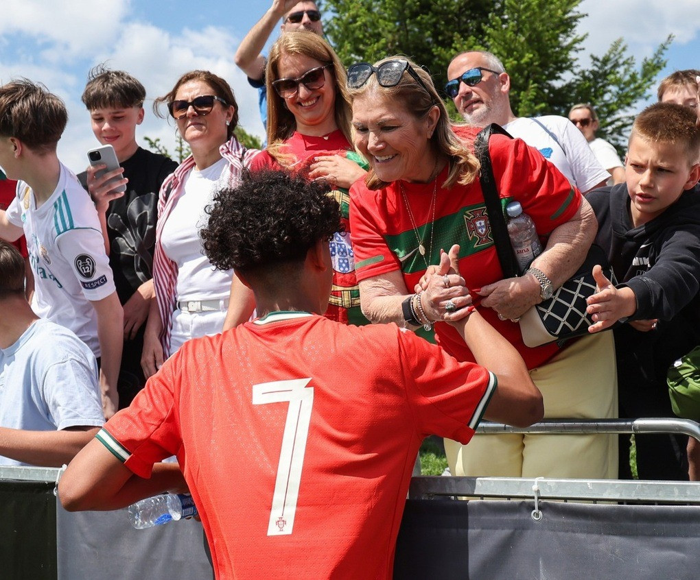 Cristiano dos Santos và bà nội Dolores Aveiro.