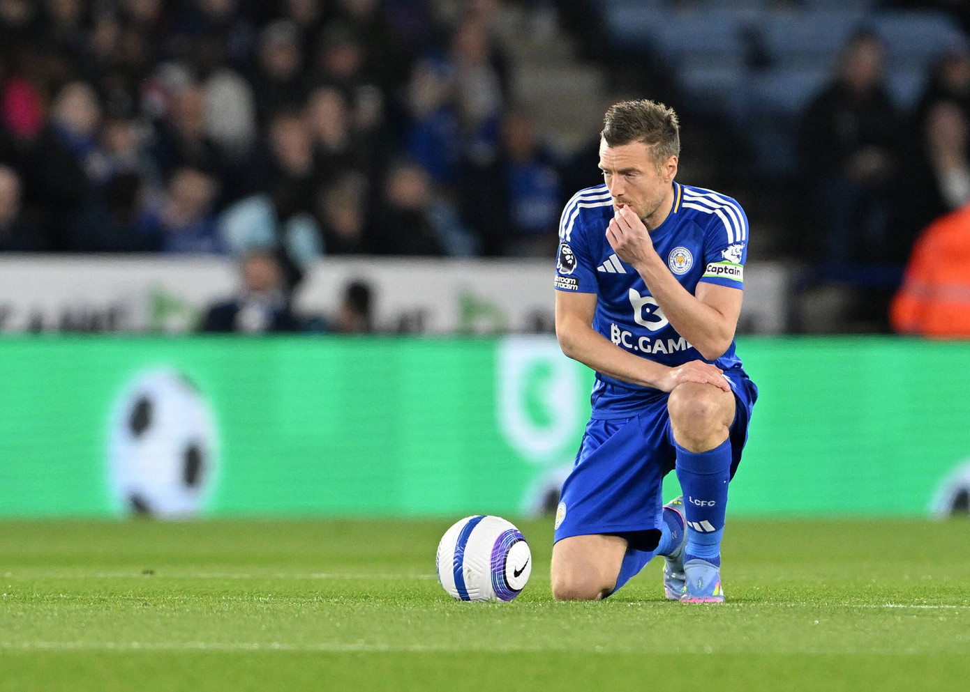 Vardy rời Leicester sau nỗi đau xuống hạng lần thứ hai trong ba mùa giải qua.