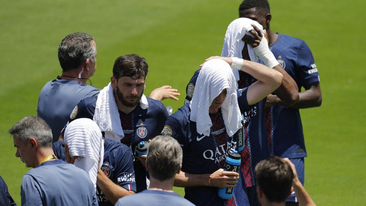 Nhiệt độ cao ảnh hưởng lớn đến các cầu thủ cũng như màn trình diễn của họ. Nhiệt độ cao ảnh hưởng lớn đến các cầu thủ cũng như màn trình diễn của họ.