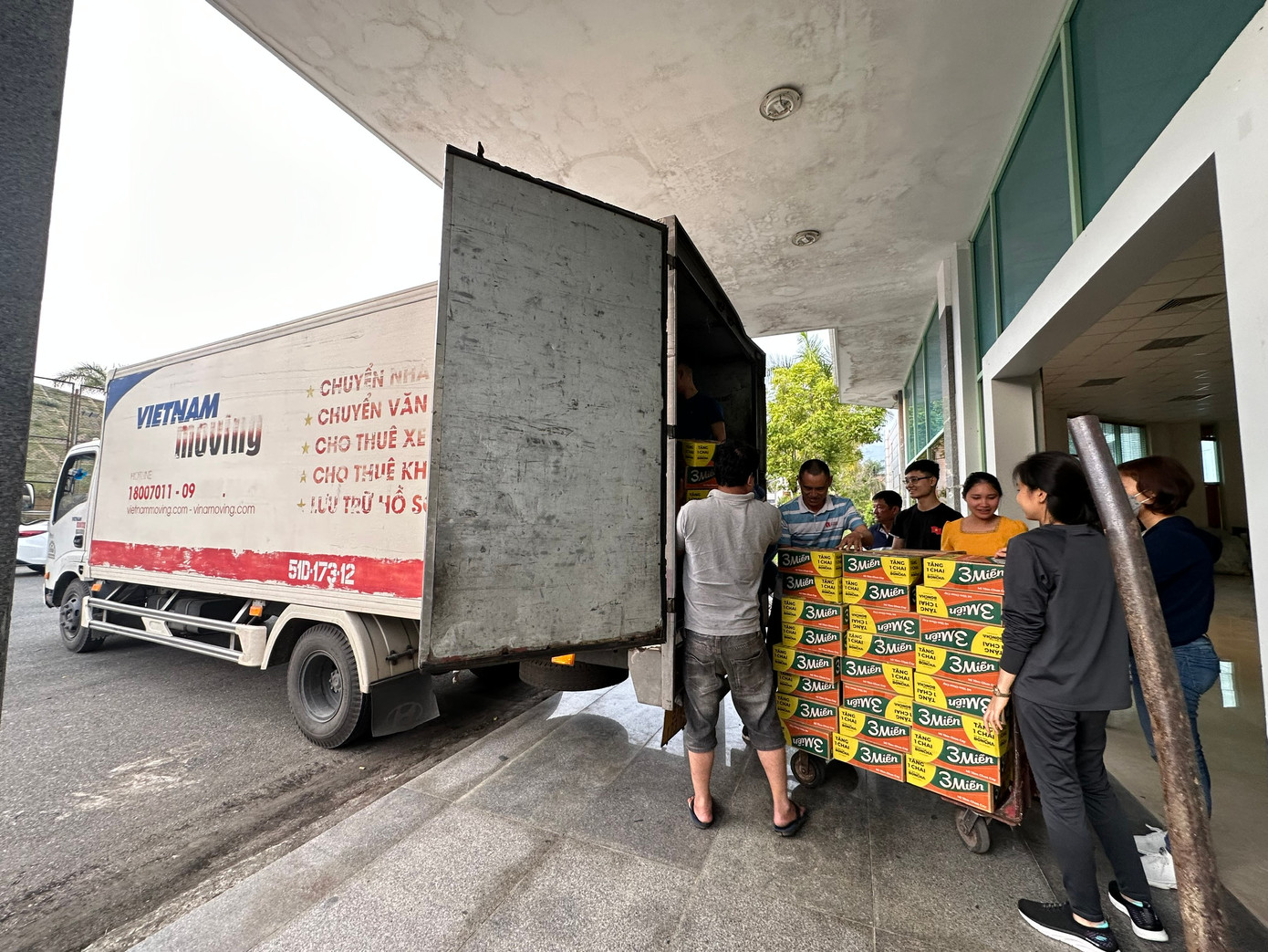 Trong ngày 19/3 đã có 7 chuyến xe tiến vào kho hàng Tiền Phong Marathon 2023.