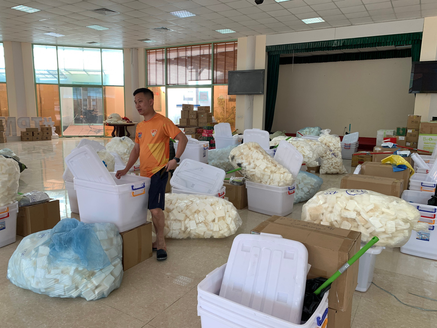 Rất nhanh chóng, kho chứa đã được lấp đầy bởi các kiện hàng. Tuy nhiên vẫn còn 3 chuyến xe nữa, với vật tư thi công hạng mục chính đấu sẽ tiếp tục được đưa tới.