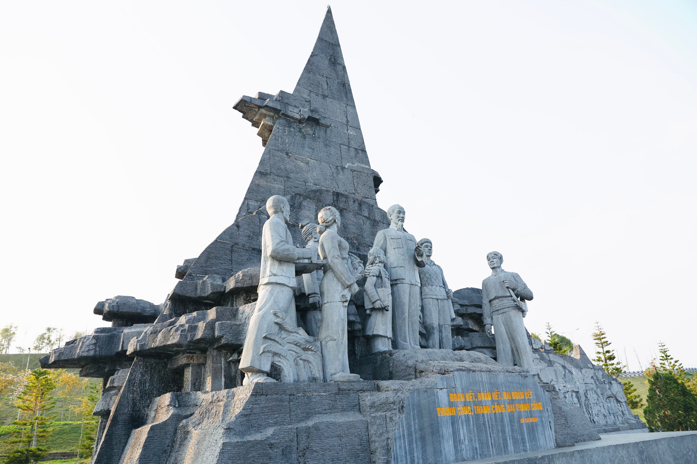 Trung tâm tượng đài là Bác Hồ bên cạnh đại diện lực lượng vũ trang và đồng bào các dân tộc: Dao, Mông, Thái, Hà Nhì cùng các cháu thiếu nhi.