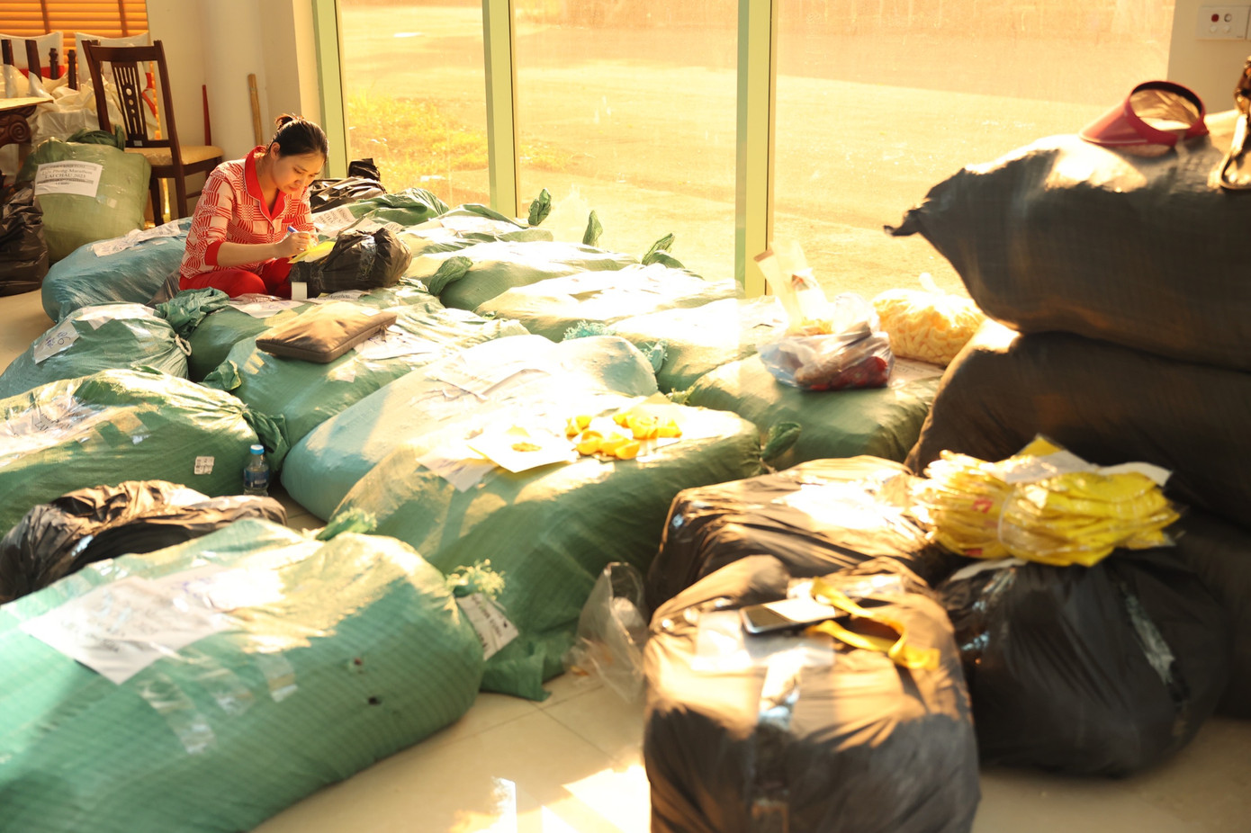 Các thành viên Ban tổ chức kiểm kê, phân loại kỹ lưỡng từng danh mục.