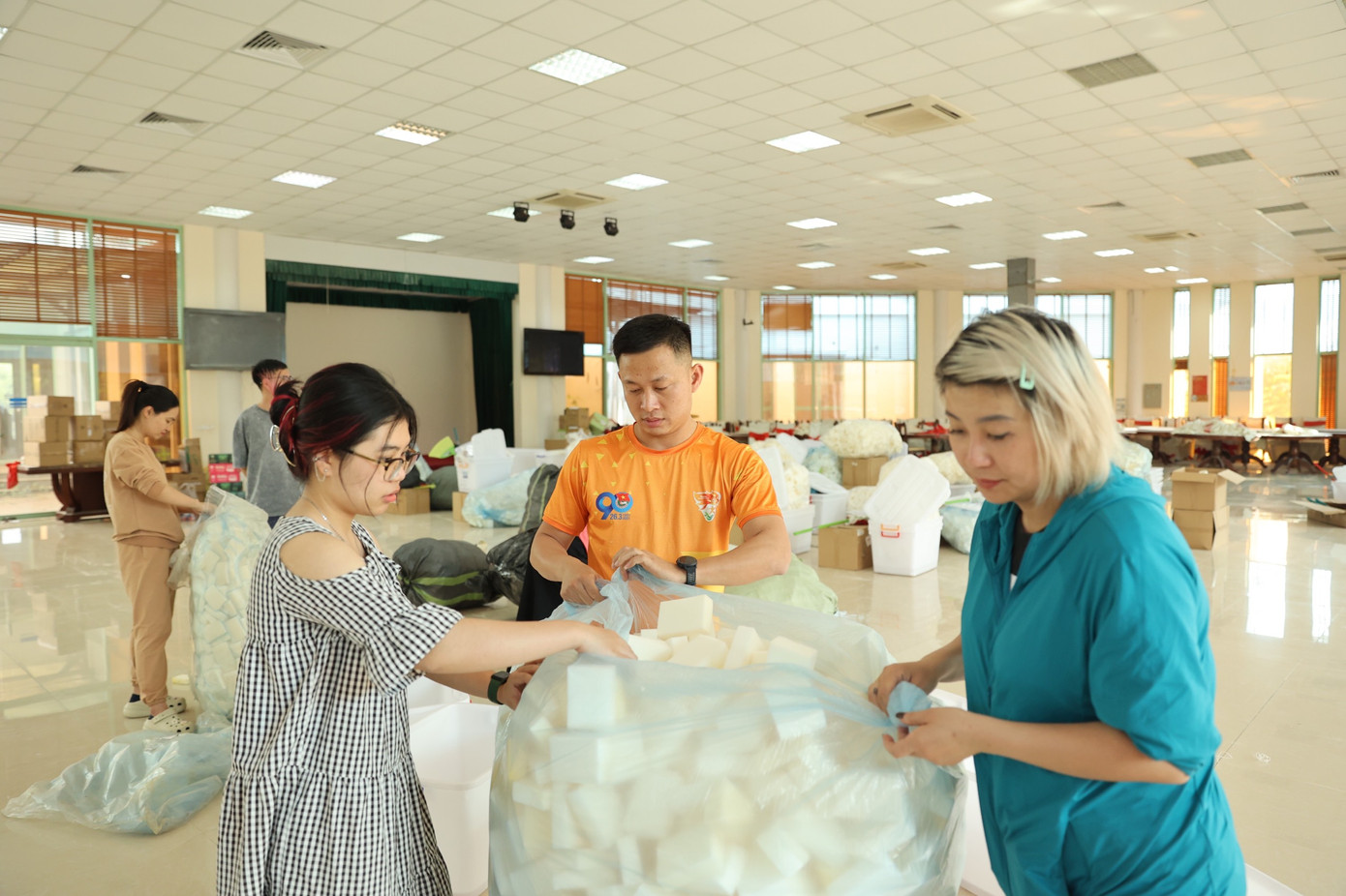 Tuy vất vả, nhưng các thành viên Ban tổ chức Tiền Phong Marathon không mệt mỏi. Tất cả làm việc trong không khí vui vẻ, xen lẫn niềm tự hào khi đóng góp vào thành công của giải đấu quan trọng ở vùng Tây Bắc.