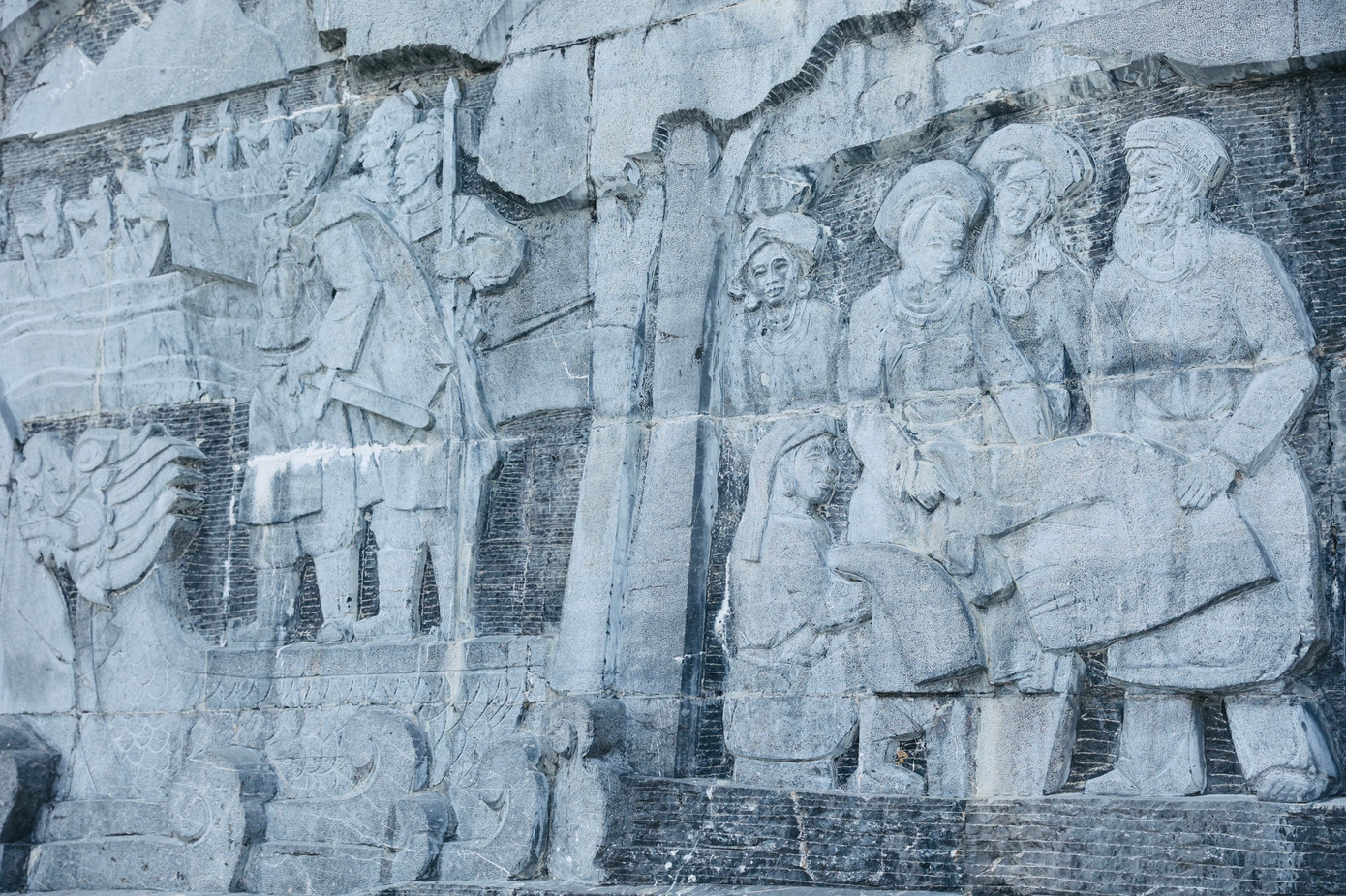 Ngoài ra còn có các hình ảnh thể hiện sự phát triển của Lai Châu, từ khi thành lập tỉnh năm 1909 tới nay, thể hiện tình đoàn kết, gắn bó giữa các dân tộc anh em.