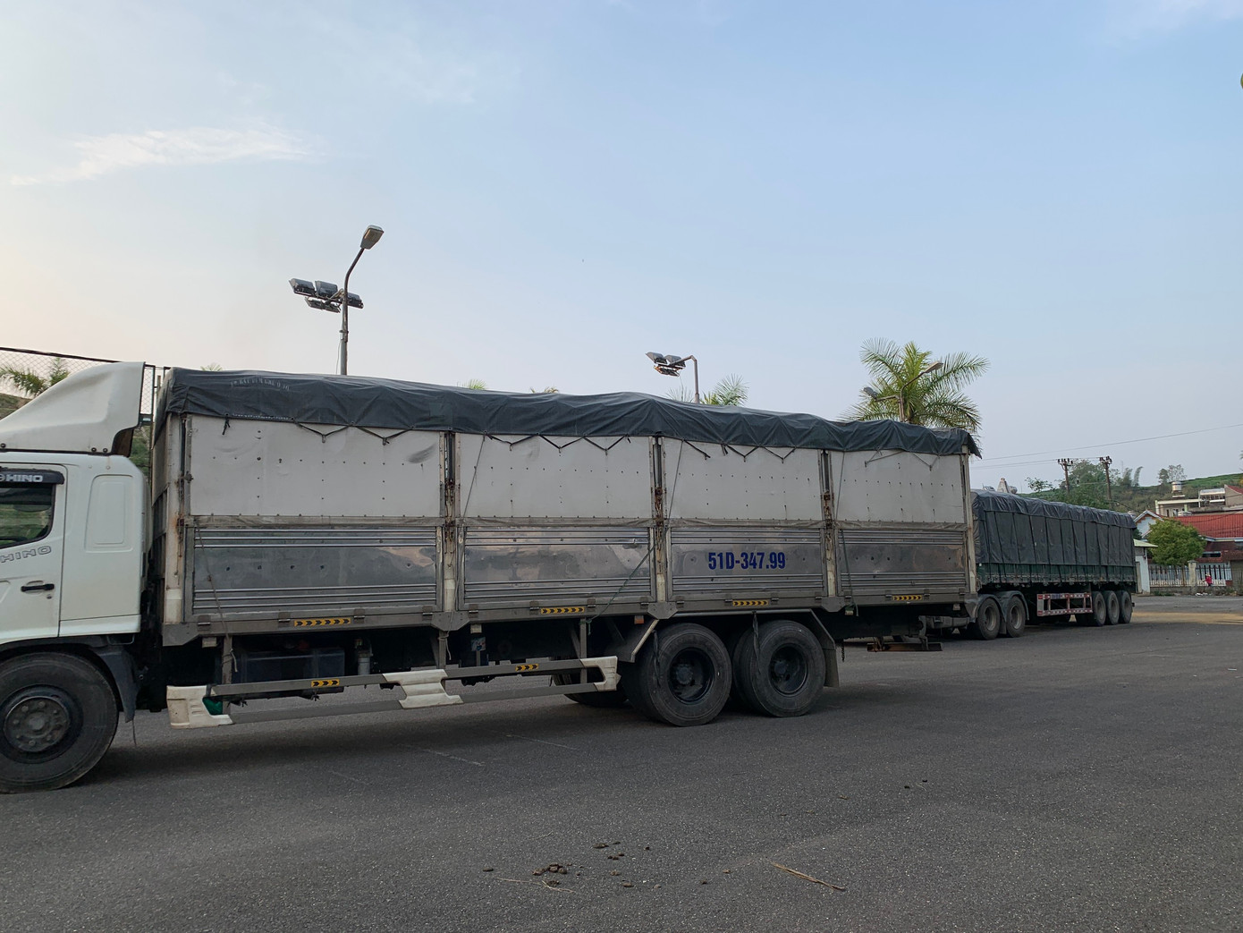 Những chuyến xe mang theo cả trăm tấn hàng nối đuôi nhau tiến vào nhà kho của Tiền Phong Marathon 2023.