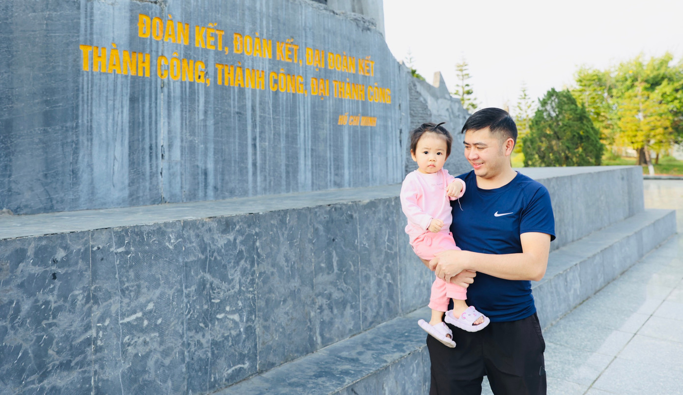 Người dân tỉnh Lai Châu tự hào đứng dưới dòng chữ vàng in trên đá: &quot;Đoàn kết, đoàn kết, đại đoàn kết. Thành công, thành công, đại thành công&quot; của Bác.