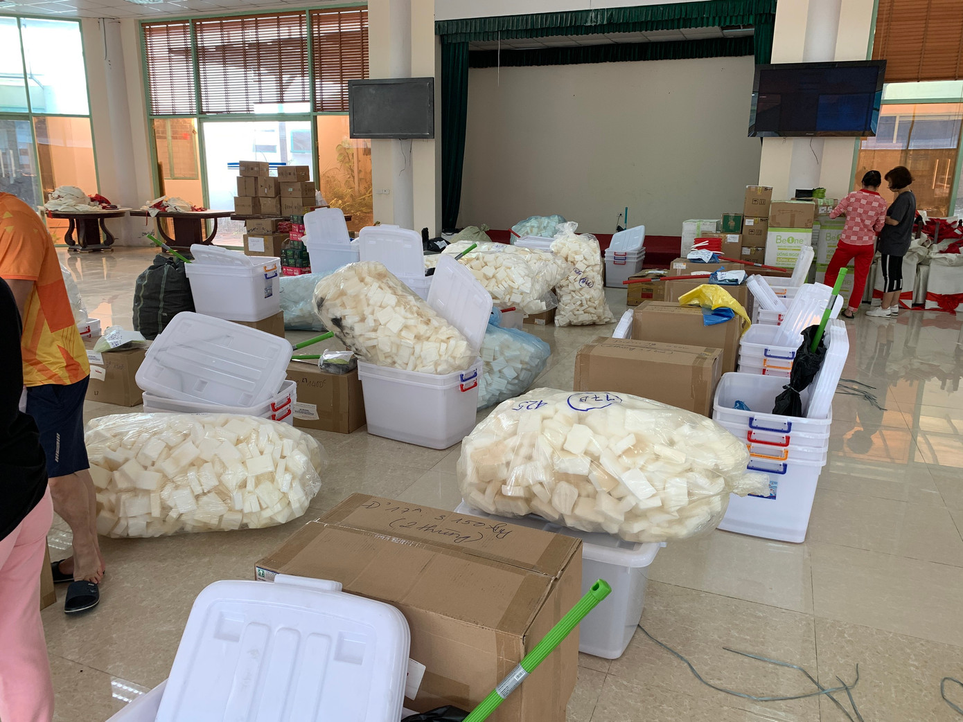 Rất nhanh chóng, kho chứa đã được lấp đầy bởi các kiện hàng. Tuy nhiên vẫn còn 3 chuyến xe nữa, với vật tư thi công hạng mục chính đấu sẽ tiếp tục được đưa tới.