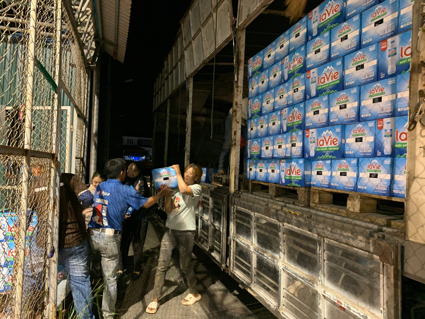 Công tác tháo dỡ diễn ra khẩn trương và hết sức cẩn thận.