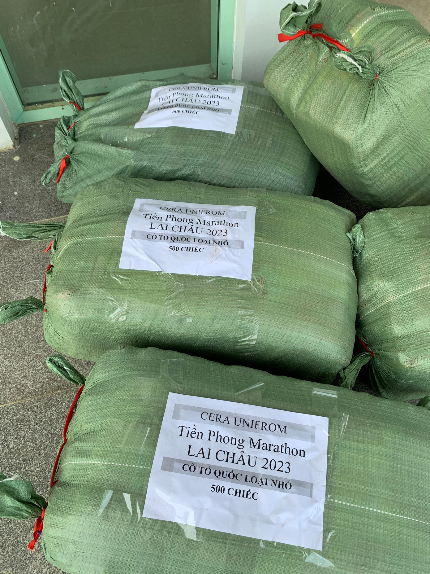 Rất nhanh chóng, kho chứa đã được lấp đầy bởi các kiện hàng. Tuy nhiên vẫn còn 3 chuyến xe nữa, với vật tư thi công hạng mục chính đấu sẽ tiếp tục được đưa tới.