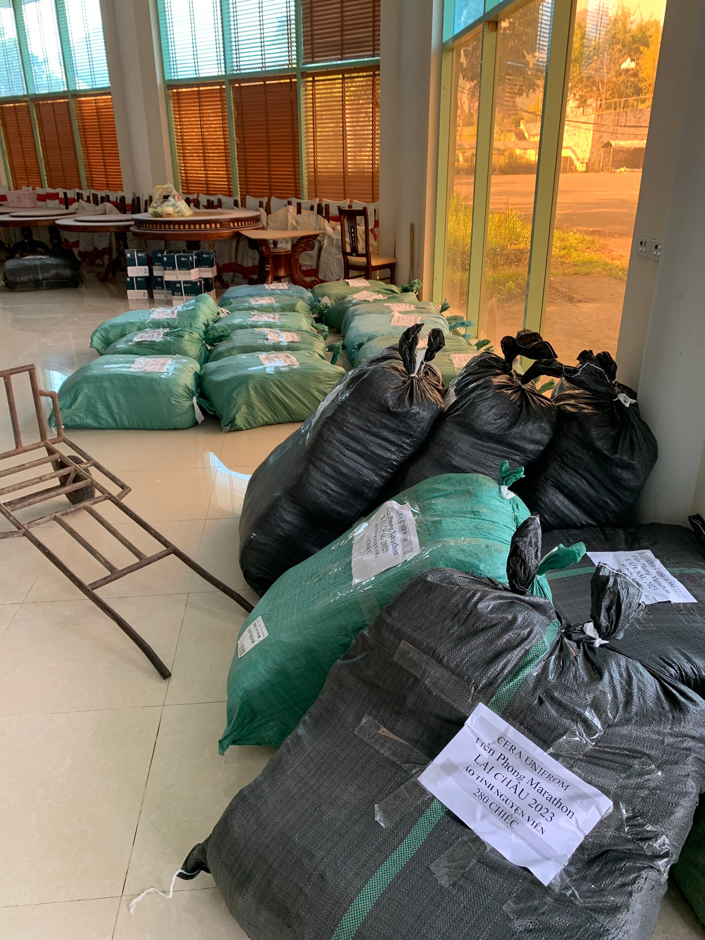 Rất nhanh chóng, kho chứa đã được lấp đầy bởi các kiện hàng. Tuy nhiên vẫn còn 3 chuyến xe nữa, với vật tư thi công hạng mục chính đấu sẽ tiếp tục được đưa tới.