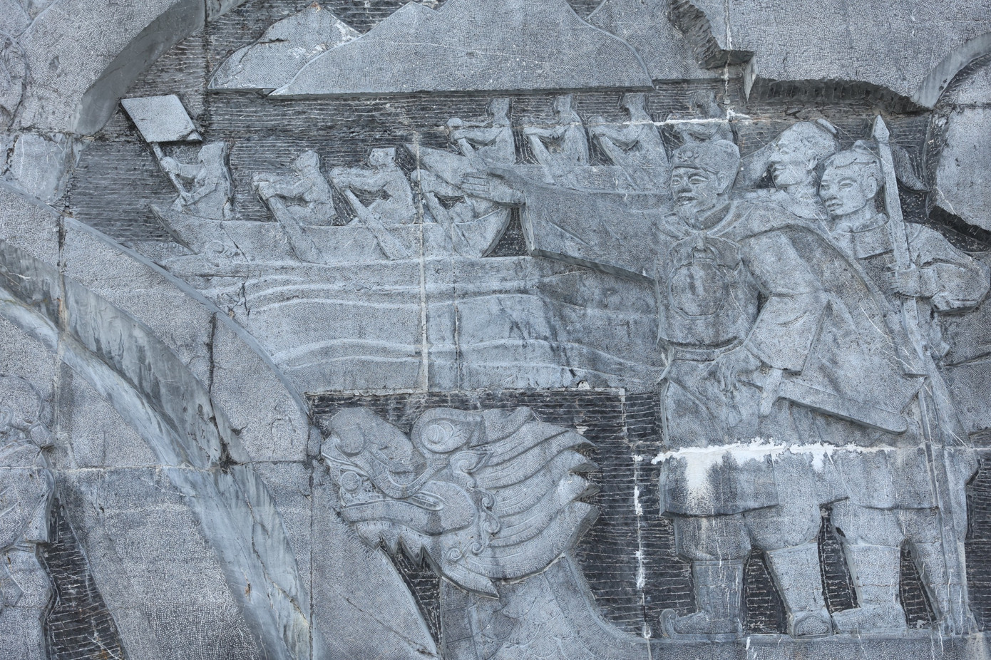 Bên cạnh đó còn bao gồm hình ảnh vua Lê Thái Tổ thân chinh đi đánh dẹp cuộc nổi dậy của Đèo Cát Hãn vào thế kỷ 15. Trước khi hồi kinh, nhà vua có làm bài thơ khẳng định chủ quyền dân tộc khắc trên vách núi Pú Huổi Chỏ.