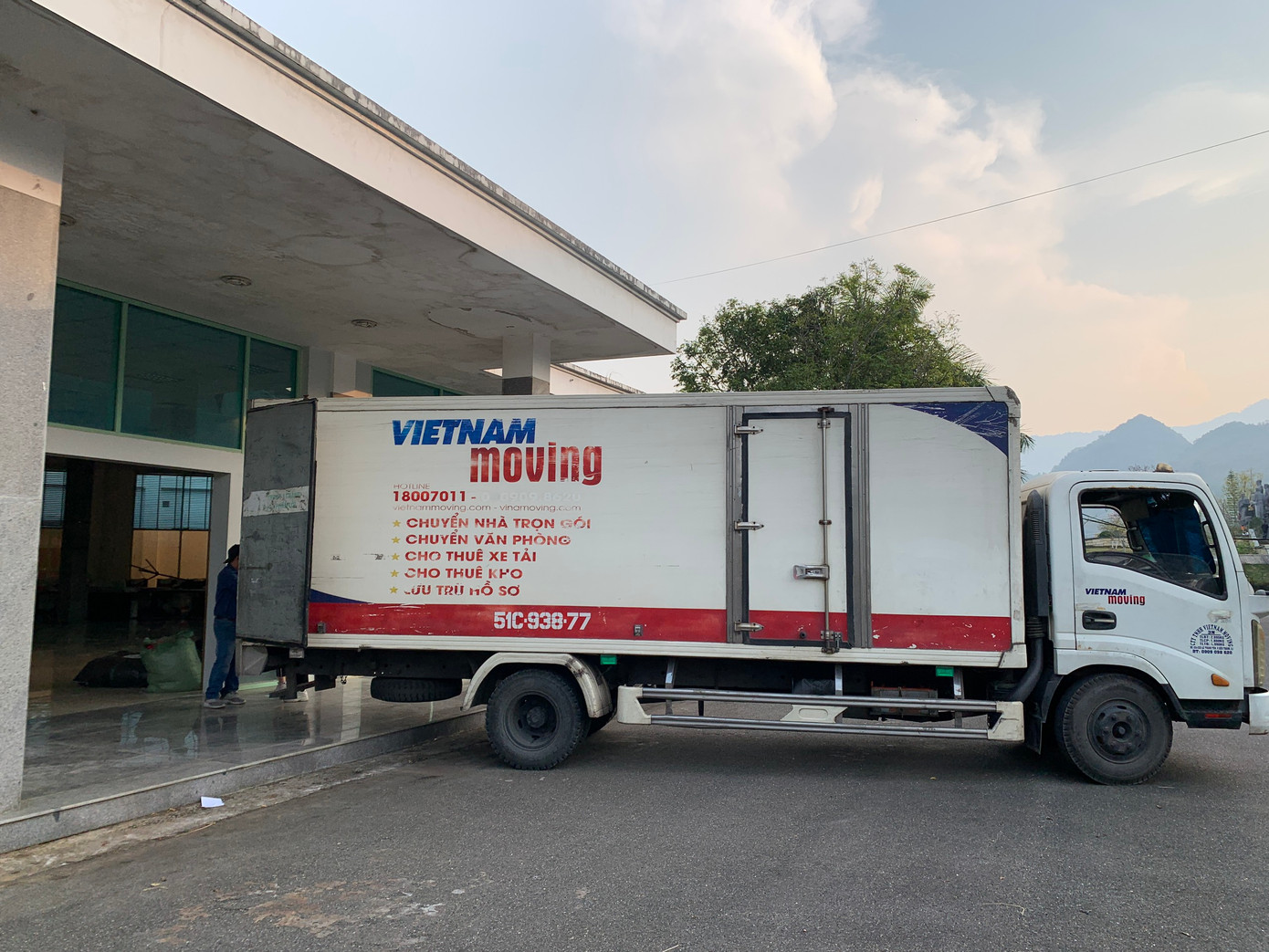 Những chuyến xe mang theo cả trăm tấn hàng nối đuôi nhau tiến vào nhà kho của Tiền Phong Marathon 2023.