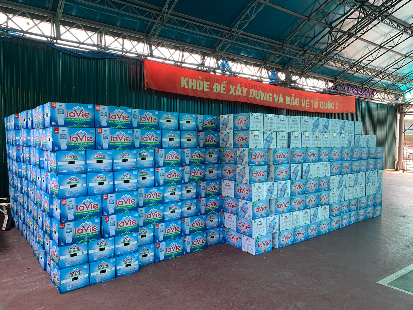 Nước uống là một phần không thể thiếu của Tiền Phong Marathon.