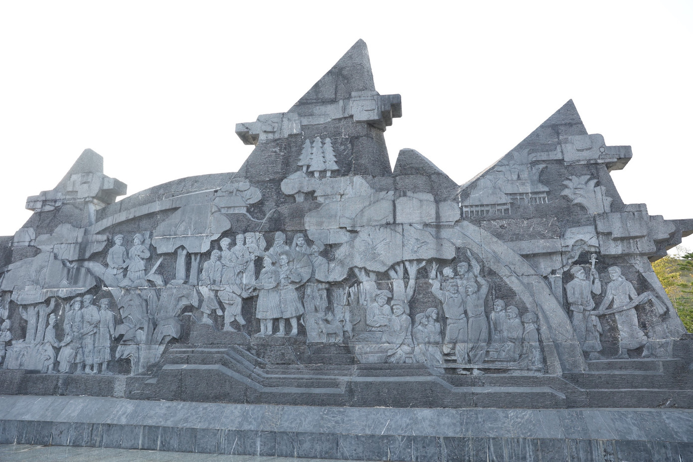 Bên trái tượng đài là cụm phù điêu về văn hóa, khắc họa đời sống sinh hoạt, lao động sản xuất của 20 dân tộc sinh sống trên mảnh đất Lai Châu bên dòng sông Đà hùng vĩ.