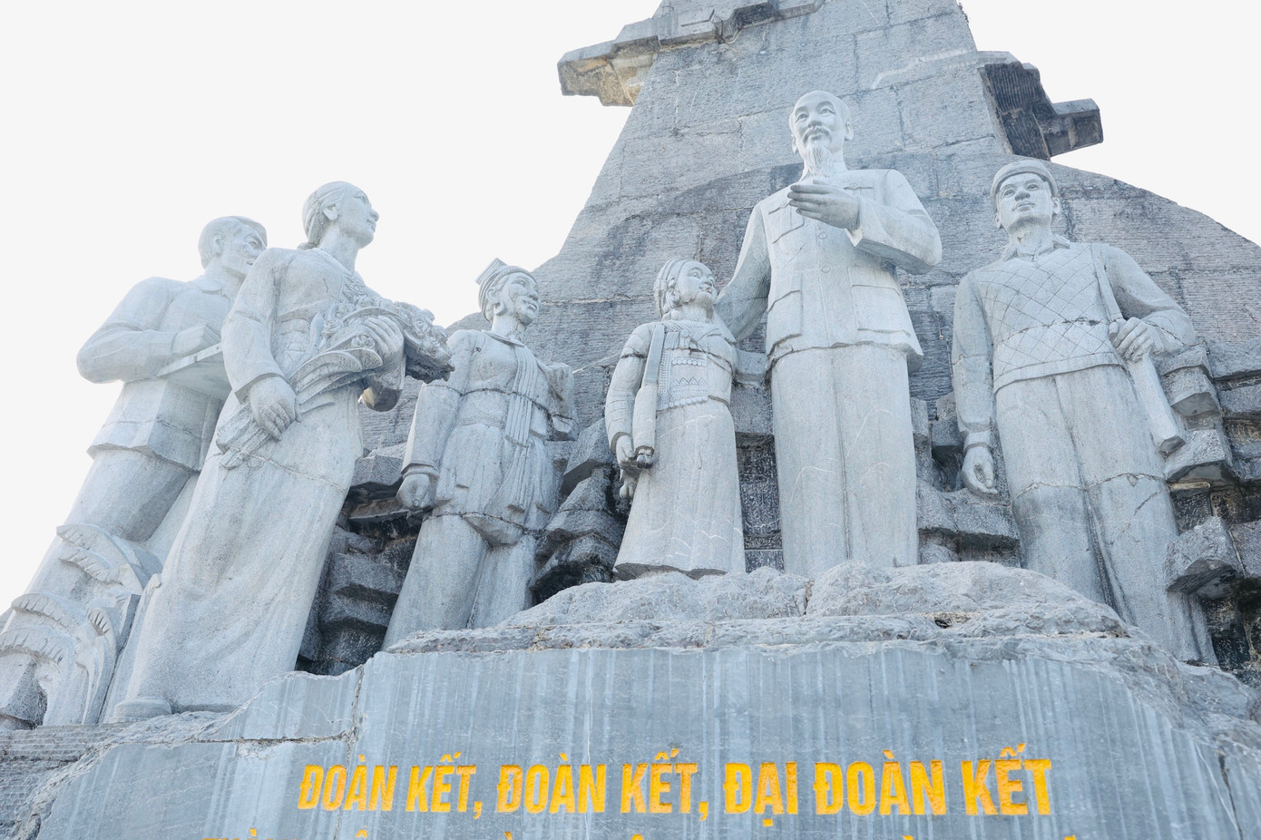 Tượng đài Bác Hồ được làm từ chất liệu đá xanh Thanh Hóa, khắc tạc kỳ công.