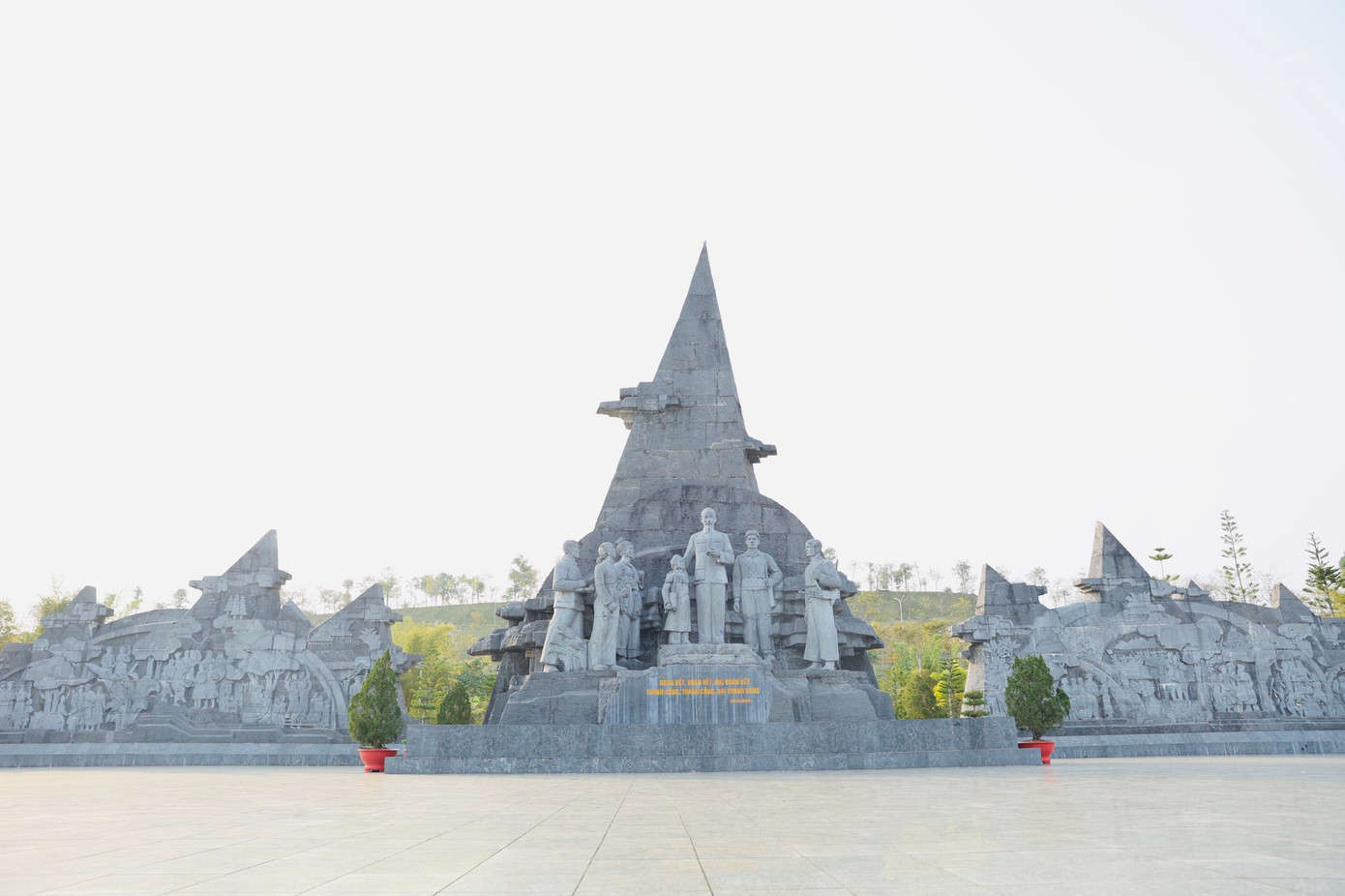 Toàn cảnh Tượng đài &quot;Bác Hồ với đồng bào các dân tộc Lai Châu&quot; tại khu vực Quảng trường Nhân dân, niềm tự hào của nhân dân tỉnh Lai Châu.