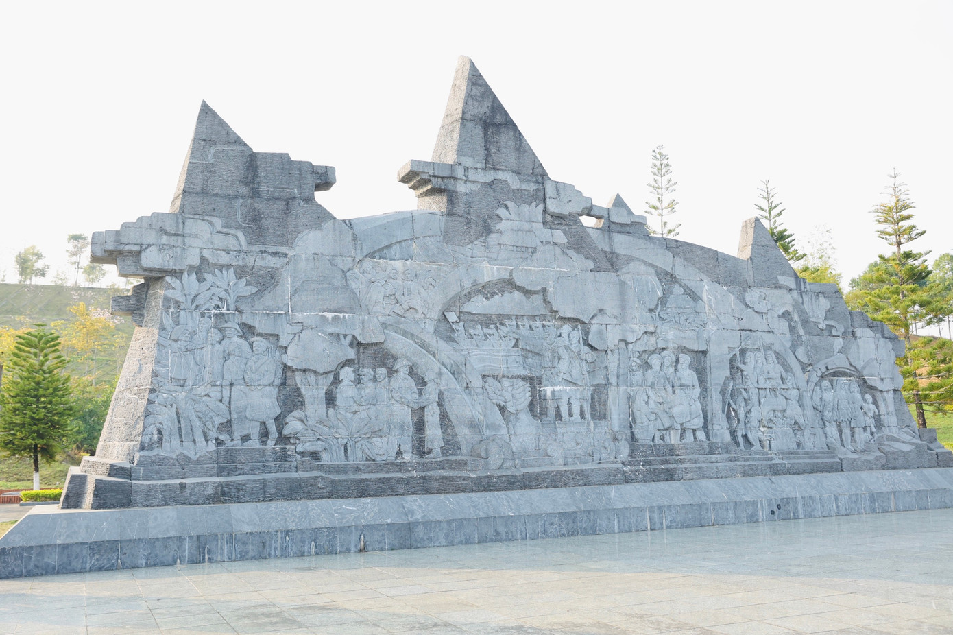 Bên phải tượng đài là cụm phù điêu kể lại lịch sử hình thành Lai Châu, xuất phát từ tích “Quả bầu mẹ” sinh ra các dân tộc Lai Châu.