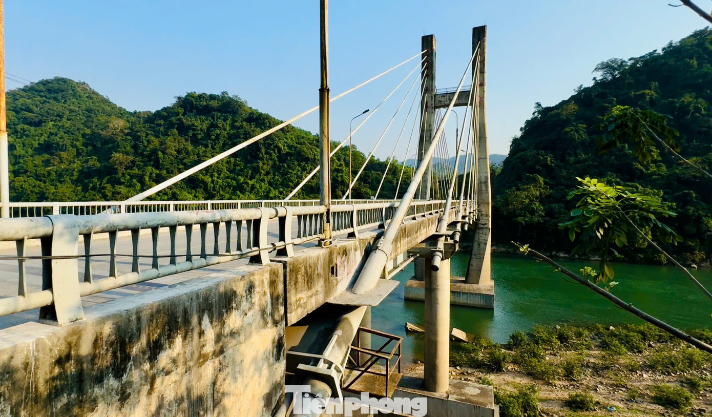 Trong những năm kháng chiến chống Mỹ cứu nước, cầu ĐaKrông nằm trong tuyến vận tải quan trọng cho chiến trường miền Nam. Cầu lúc đó được làm bằng sắt, sau năm 1975 được thay thế bằng cầu treo dài 100m nhờ sự giúp đỡ của Cuba. Khi cầu này sập, cầu dây văng mới hoàn thành vào năm 2002.