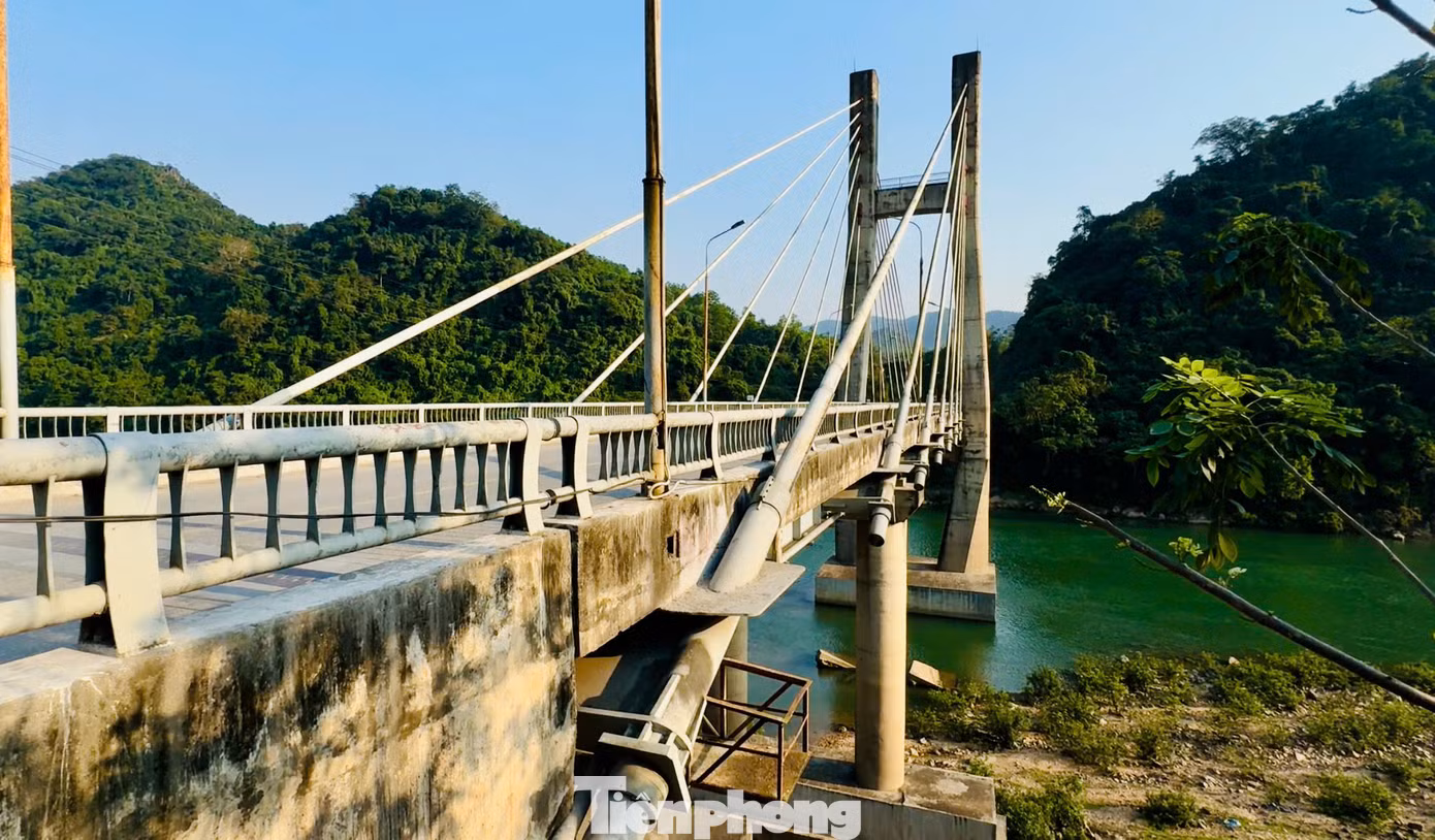 Trong những năm kháng chiến chống Mỹ cứu nước, cầu ĐaKrông nằm trong tuyến vận tải quan trọng cho chiến trường miền Nam. Cầu lúc đó được làm bằng sắt, sau năm 1975 được thay thế bằng cầu treo dài 100m nhờ sự giúp đỡ của Cuba. Khi cầu này sập, cầu dây văng mới hoàn thành vào năm 2002.