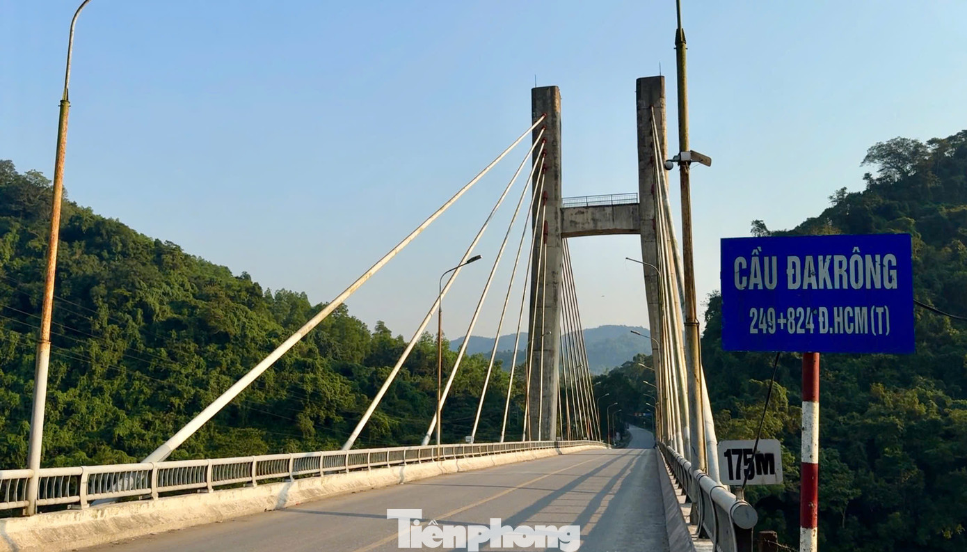 Ngày nay, ĐaKrông trở thành tổ hợp du lịch hấp dẫn của tỉnh Quảng Trị với nhiều điểm đến thú vị, bao gồm các bản làng của đồng bào dân tộc, suối nước nóng Klu, các dãy núi Ta Lung, Klu, sông ĐaKrông và cầu ĐaKrông.