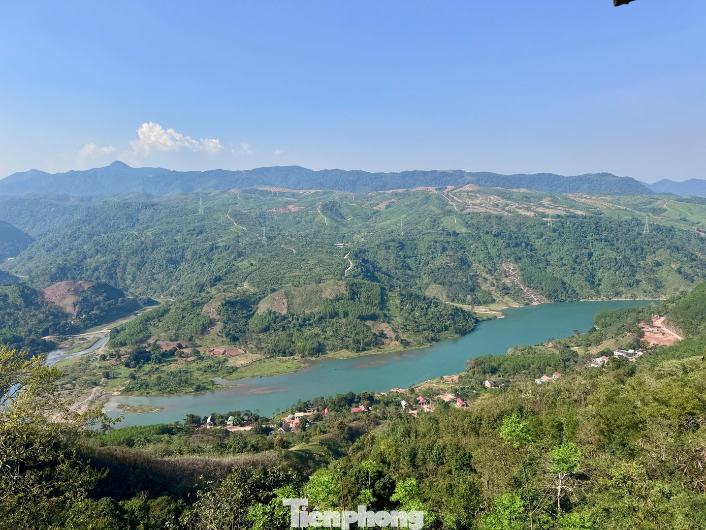 Trong bài hát nổi tiếng Sông ĐăkRông mùa xuân về được cố nhạc sỹ Tố Hải hoàn thành khi nghe tin Quảng Trị giải phóng. Tuy nhiên đây chỉ là con sông ước lệ, với “Đăk” là “nước” và “Krông” là “sông”, tạo nên con sông &quot;ĐăkKrông” chứ không phải &quot;ĐaKrông”.