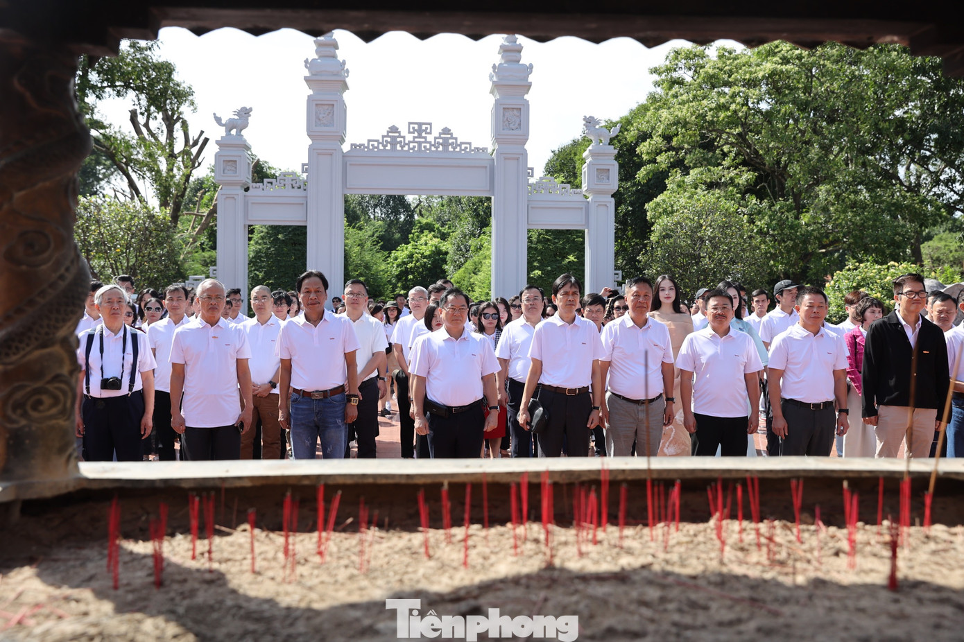 Đoàn lãnh đạo, cán bộ, phóng viên và nhân viên Báo Tiền Phong thành kính trước điện thờ Tây Sơn Tam Kiệt. Đoàn lãnh đạo, cán bộ, phóng viên và nhân viên Báo Tiền Phong thành kính trước điện thờ Tây Sơn Tam Kiệt.