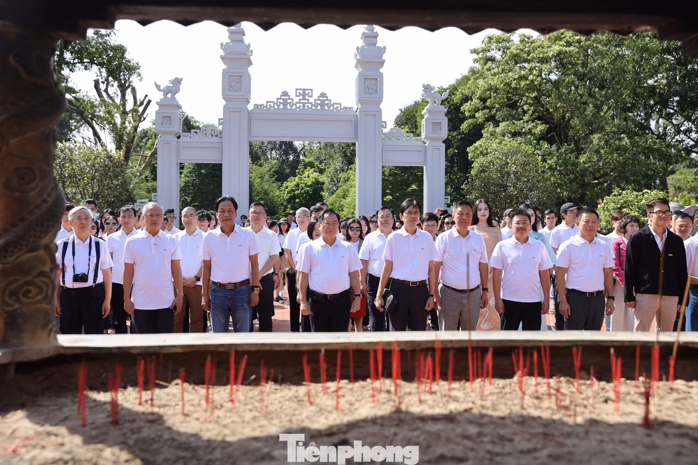 Đoàn lãnh đạo, cán bộ, phóng viên và nhân viên Báo Tiền Phong thành kính trước điện thờ Tây Sơn Tam Kiệt.
