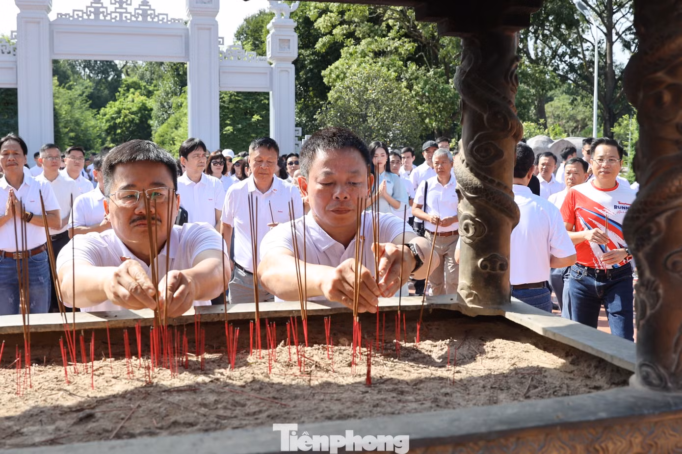 Nhà báo Vũ Tiến và nhà báo Phùng Công Sưởng, hai Phó Tổng biên tập báo Tiền Phong dâng hương trước điện thờ.
