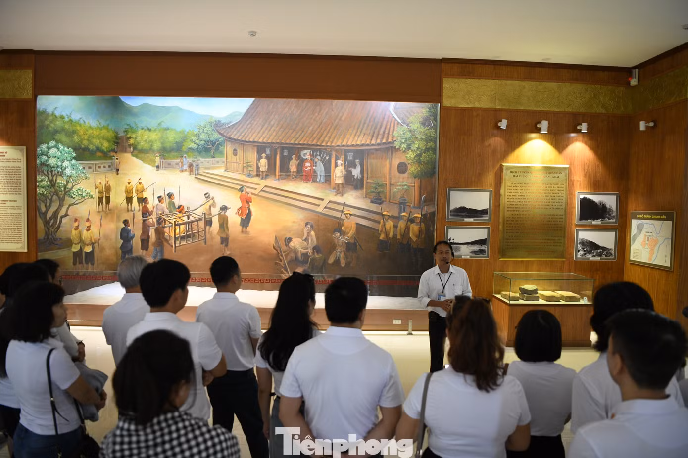 Nhân viên bảo tàng giới thiệu về bối cảnh lịch sử Việt Nam dẫn đến cuộc khởi nghĩa Tây Sơn.