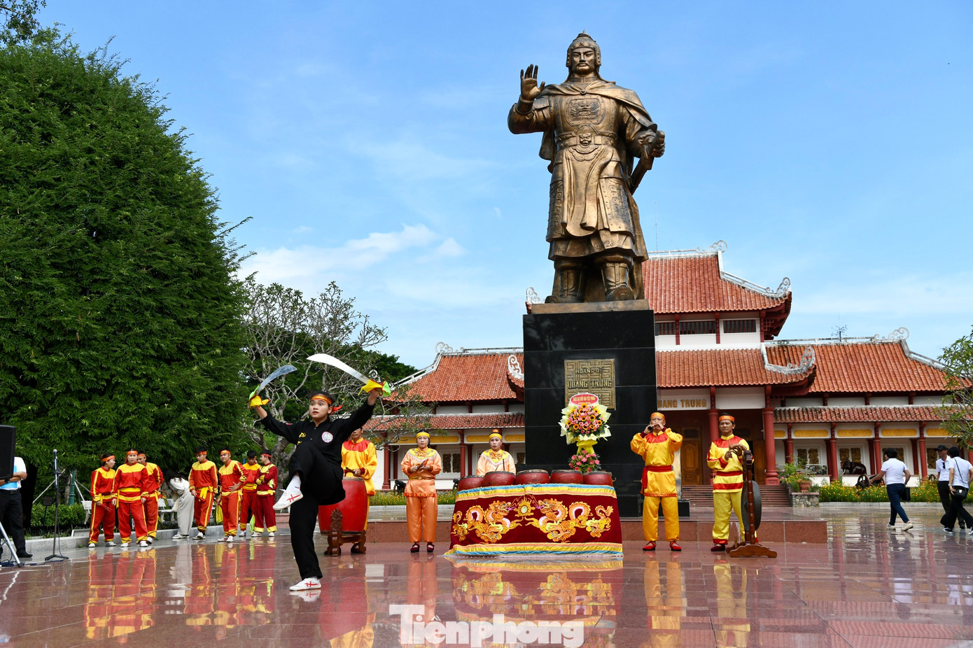 Các võ sỹ nhí biểu diễn võ thuật cùng loại vũ khí đặc trưng dưới thời Tây Sơn.