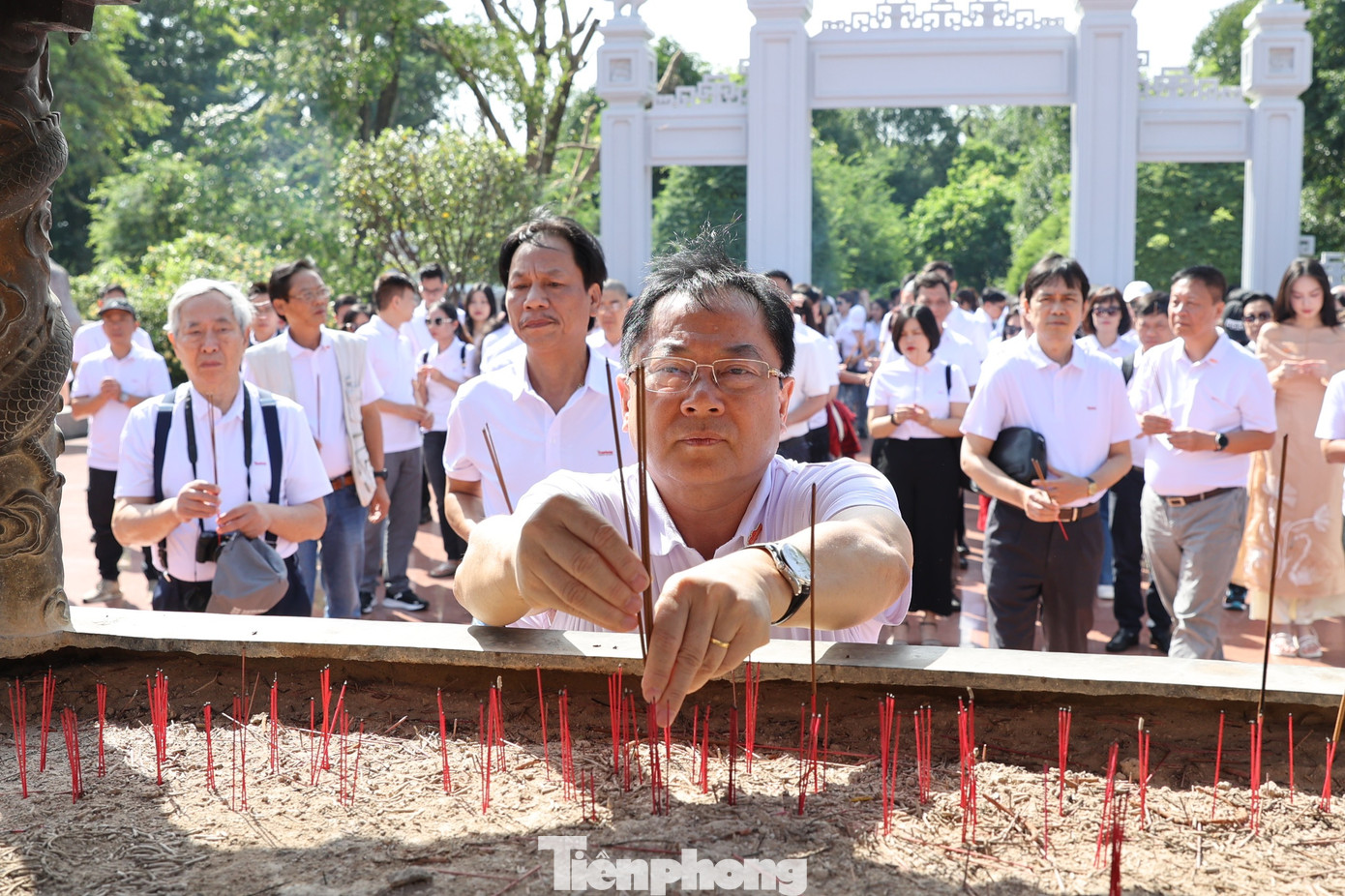 Nhà báo Lê Xuân Sơn - Tổng biên tập báo Tiền Phong dâng hương. Nhà báo Lê Xuân Sơn - Tổng biên tập báo Tiền Phong dâng hương.