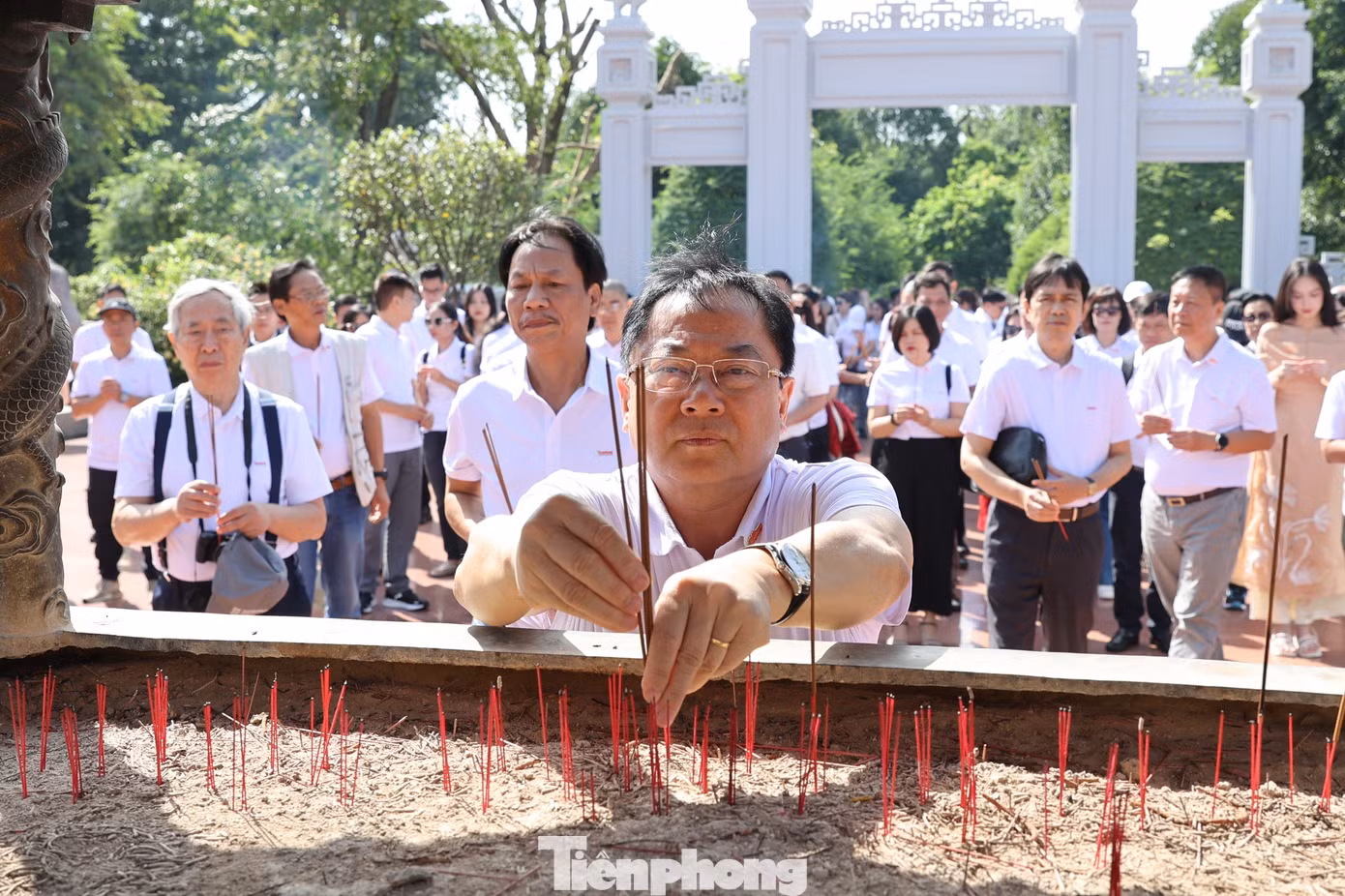 Nhà báo Lê Xuân Sơn - Tổng biên tập báo Tiền Phong dâng hương.
