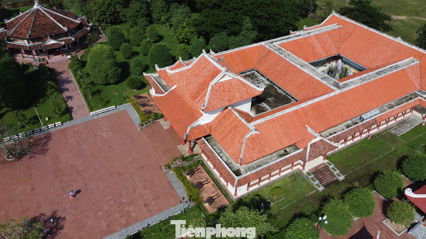 Không gian Bảo tàng Quang Trung, bao gồm điện thờ Tây Sơn Tam Kiệt, tượng đài và bảo tàng. Không gian Bảo tàng Quang Trung, bao gồm điện thờ Tây Sơn Tam Kiệt, tượng đài và bảo tàng.