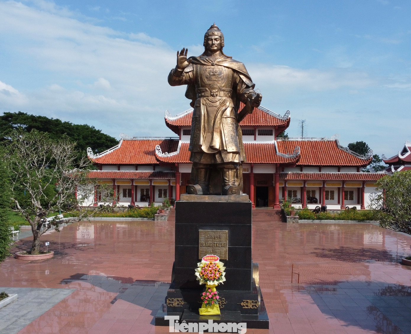 Tượng đài vua Quang Trung trong khuôn viên Bảo tàng Quang Trung. Tượng đài vua Quang Trung trong khuôn viên Bảo tàng Quang Trung.