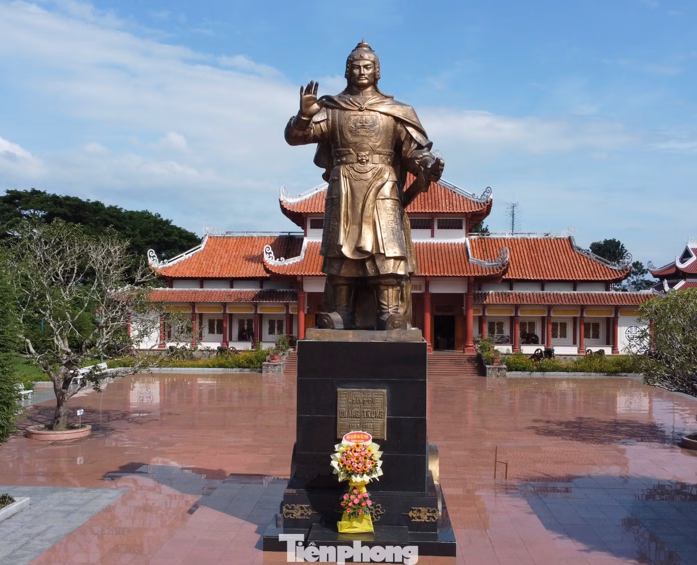 Tượng đài vua Quang Trung trong khuôn viên Bảo tàng Quang Trung.