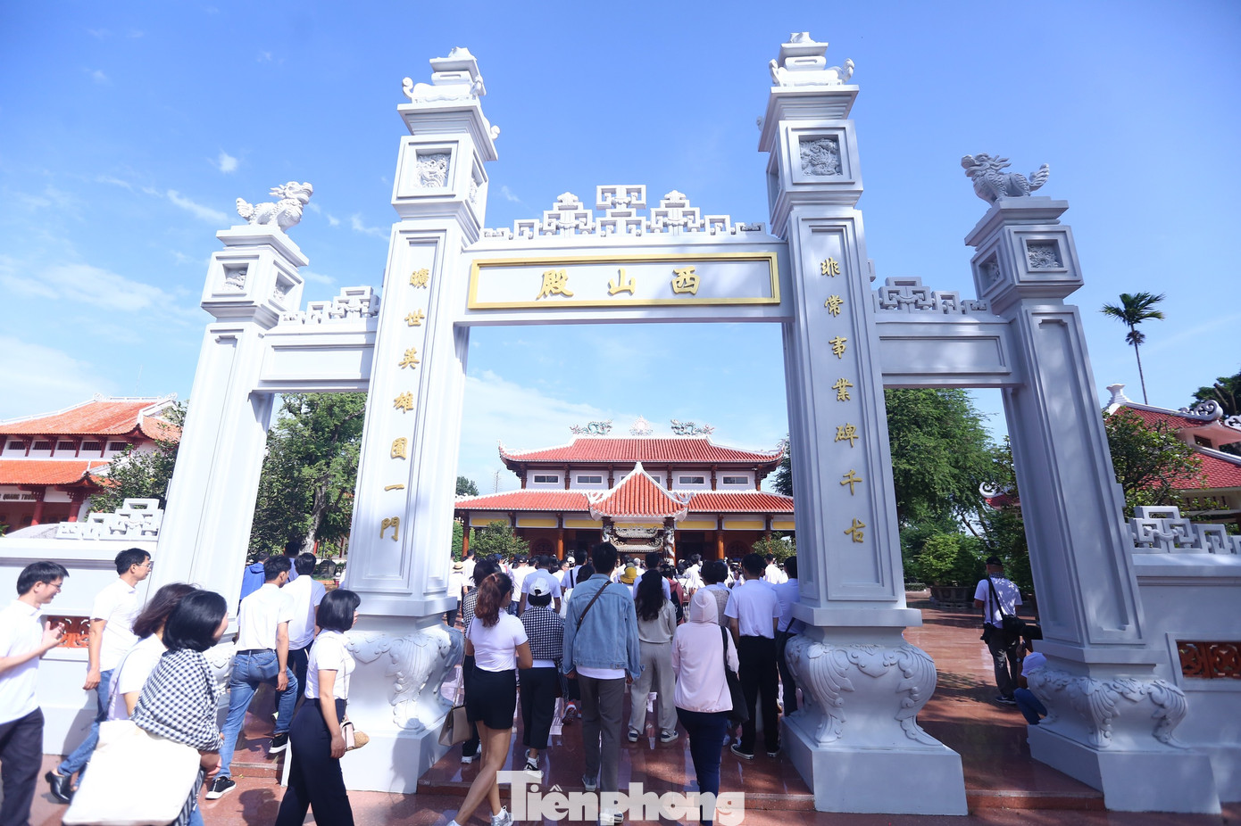 Cổng đền thờ Tây Sơn Tam Kiệt, nơi dẫn vào điện thờ ba anh em nhà Tây Sơn. Cổng đền thờ Tây Sơn Tam Kiệt, nơi dẫn vào điện thờ ba anh em nhà Tây Sơn.